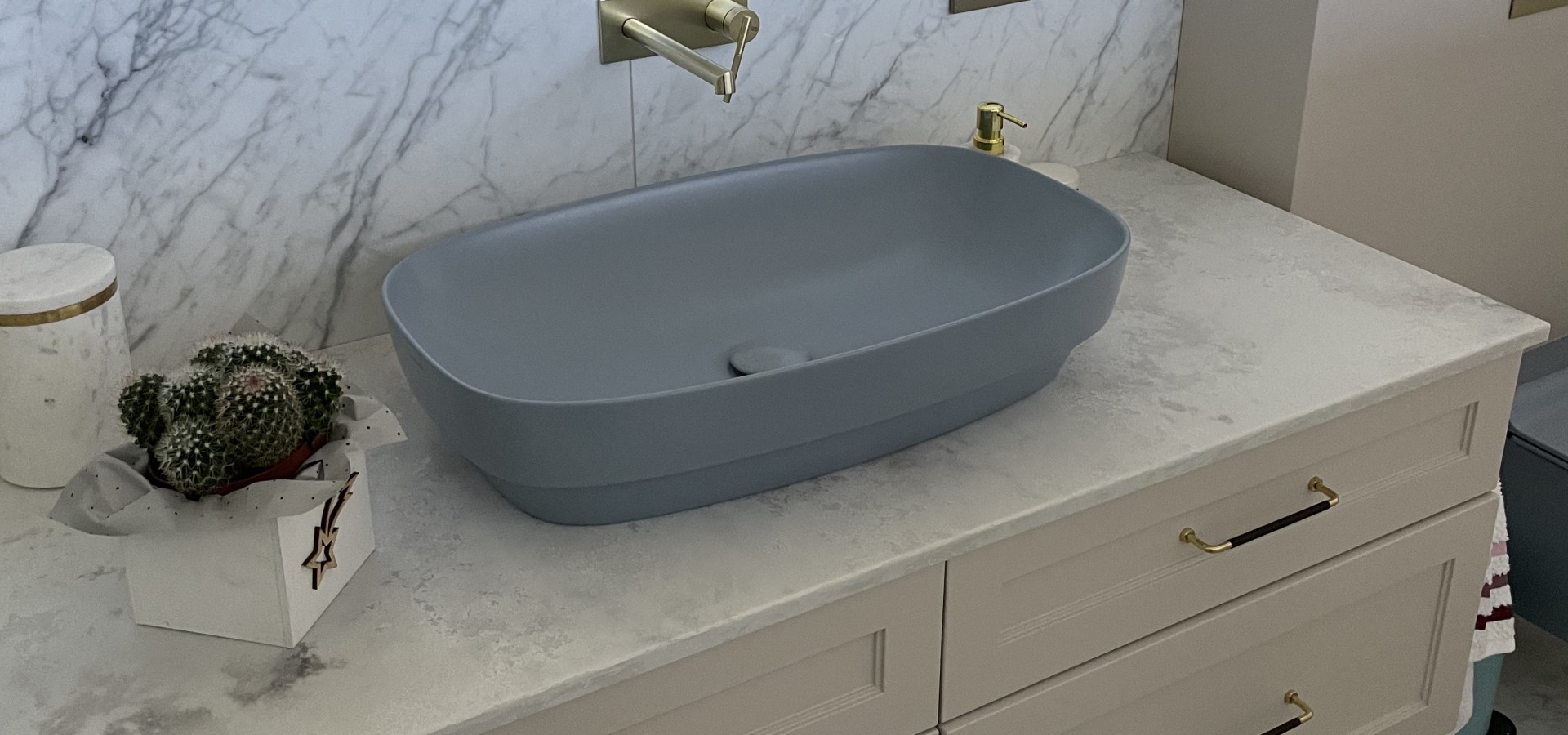 Zobacz nasze realizacje blatów łazienkowych