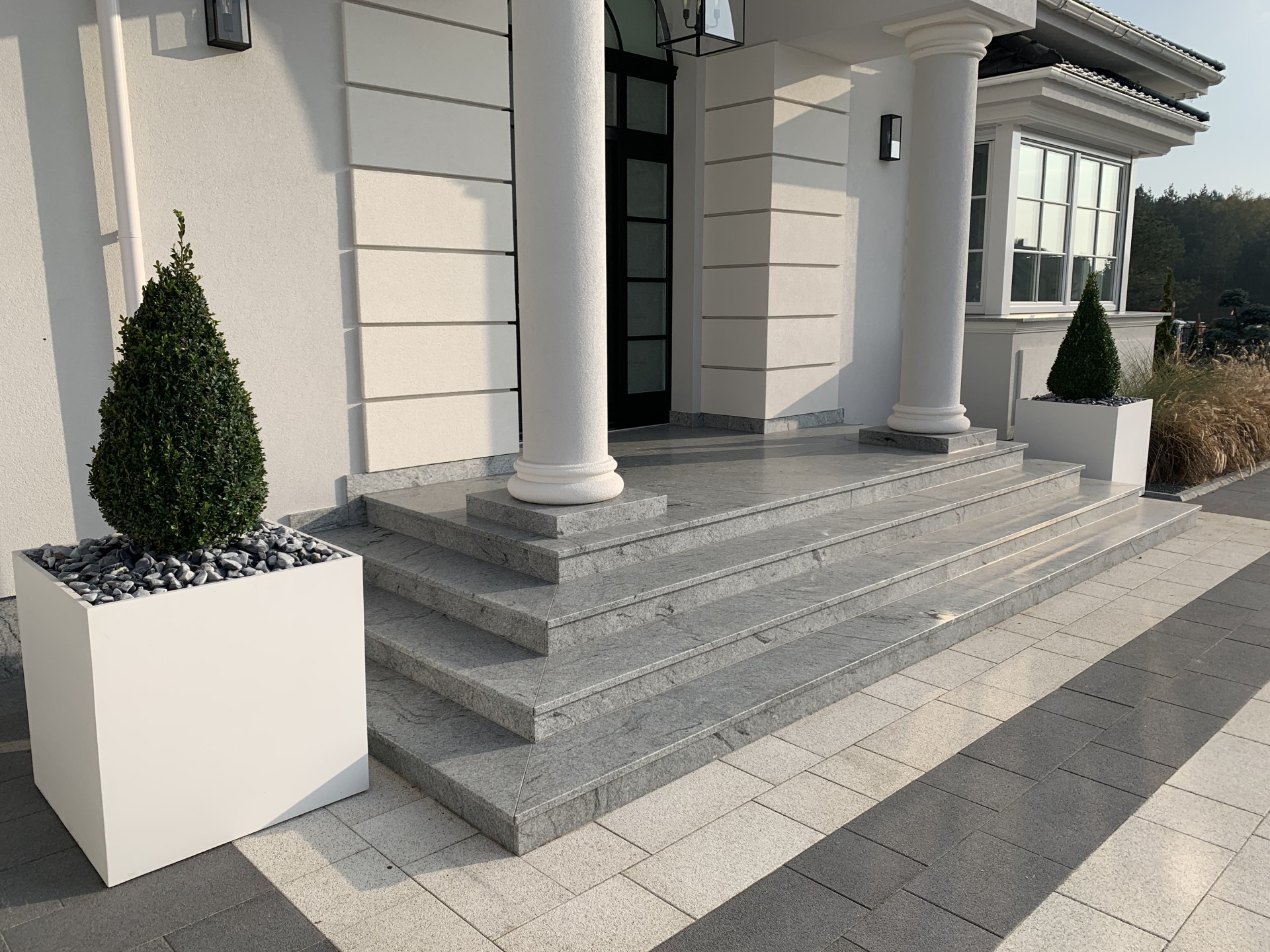 Schody zewnętrzne z kamienia naturalnego