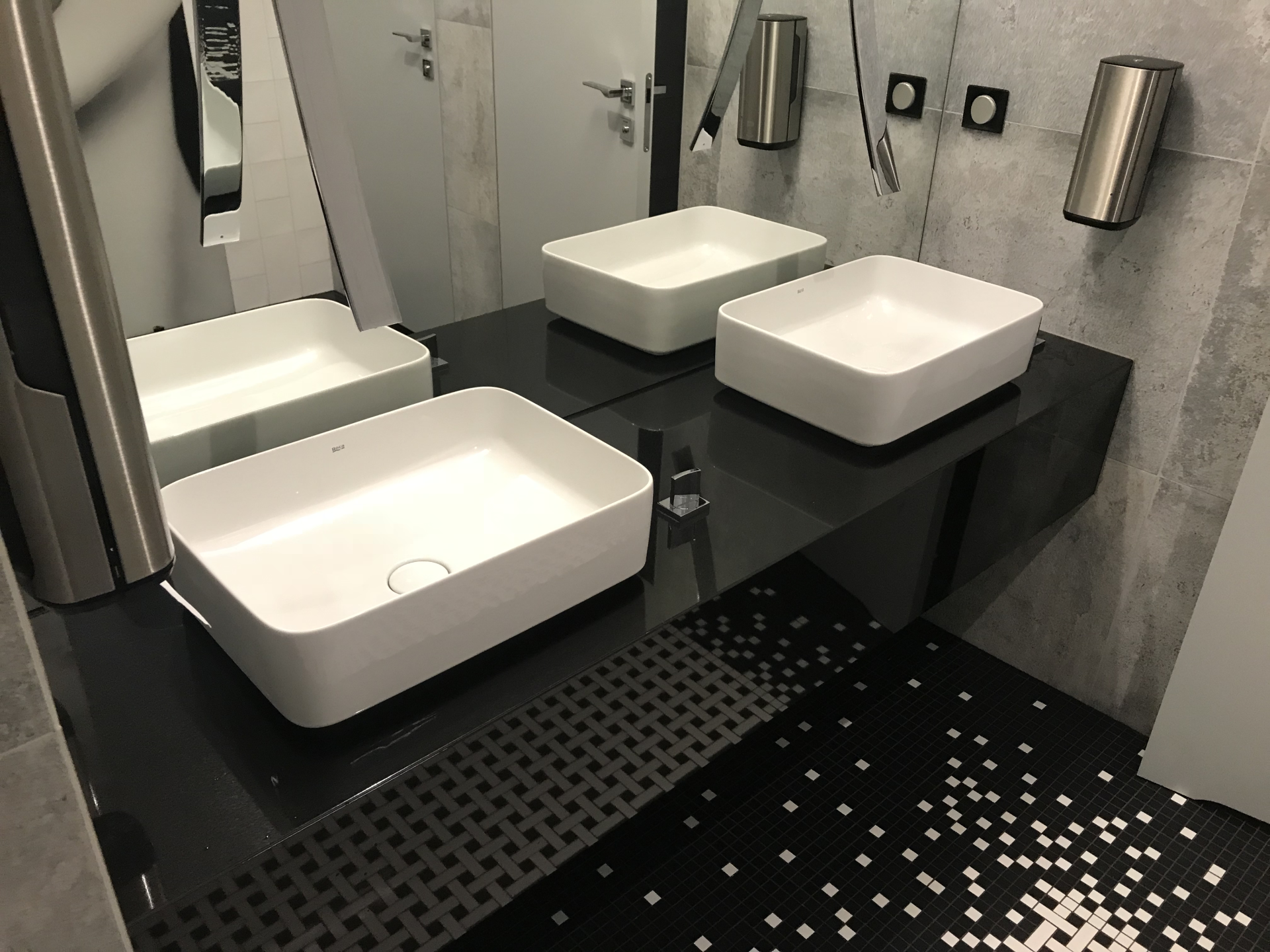 Jaki materiał na blat do łazienki?